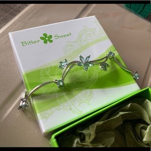 Bitter sweet blue flower bracelet